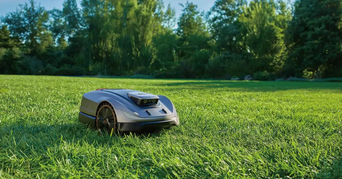 Sunseeker robotfűnyíró AI navigációval és GPS vezérléssel, határolóvezeték nélkül